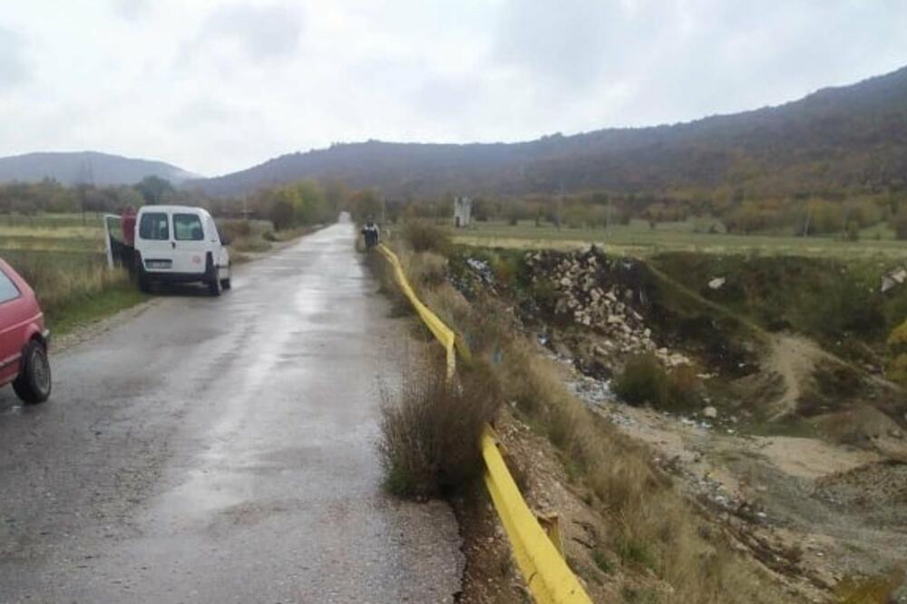 Klizište potkopava put, Foto: NVO “Medija tim”