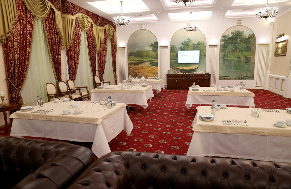 <p>Savjetnik ukrajinskog predsjednika Mihail Podoljak kazao je da su pregovori sa Rusijom u Bjelorusiji počeli, prenosi Rojters. Ranije je najavljeno da pregovori treba da počnu u 10 sati po srednjoevropskom vremenu. Agencija je objavila fotografije lokacije na kojoj će se voditi pregovori, kao i snimke dolaska ukrajinske delegacije u Gomelj.</p>