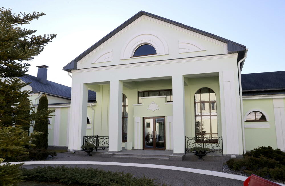 <p>Savjetnik ukrajinskog predsjednika Mihail Podoljak kazao je da su pregovori sa Rusijom u Bjelorusiji počeli, prenosi Rojters. Ranije je najavljeno da pregovori treba da počnu u 10 sati po srednjoevropskom vremenu. Agencija je objavila fotografije lokacije na kojoj će se voditi pregovori, kao i snimke dolaska ukrajinske delegacije u Gomelj.</p>