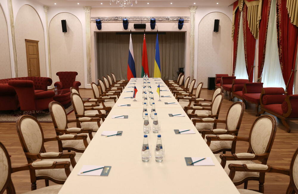 <p>Savjetnik ukrajinskog predsjednika Mihail Podoljak kazao je da su pregovori sa Rusijom u Bjelorusiji počeli, prenosi Rojters. Ranije je najavljeno da pregovori treba da počnu u 10 sati po srednjoevropskom vremenu. Agencija je objavila fotografije lokacije na kojoj će se voditi pregovori, kao i snimke dolaska ukrajinske delegacije u Gomelj.</p>