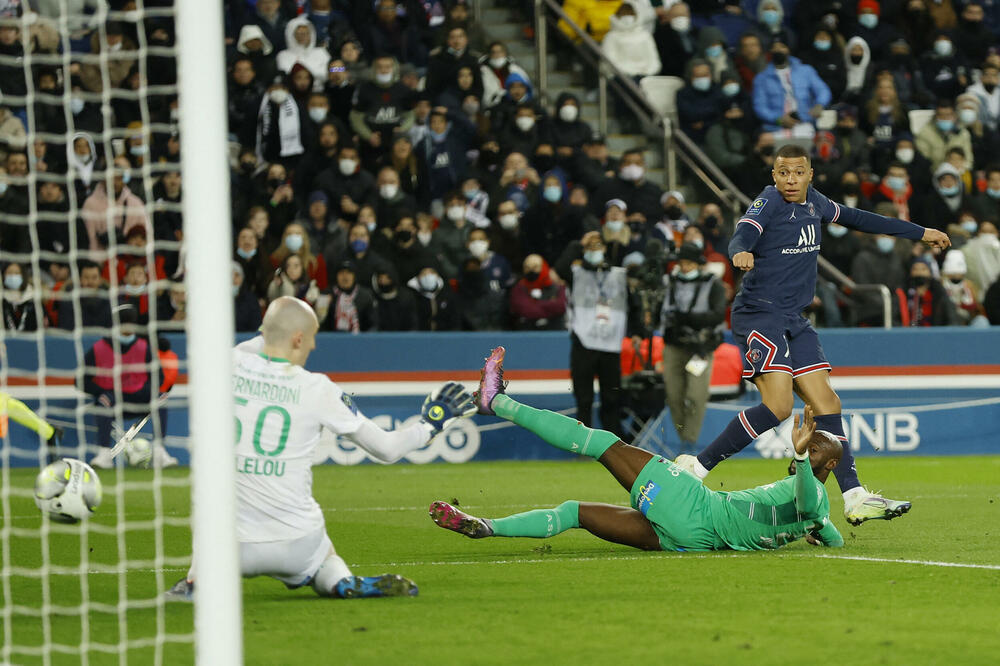 Kilijan Mbape daje prvi gol protiv Sent Etjena, Foto: REUTERS/Christian Hartmann