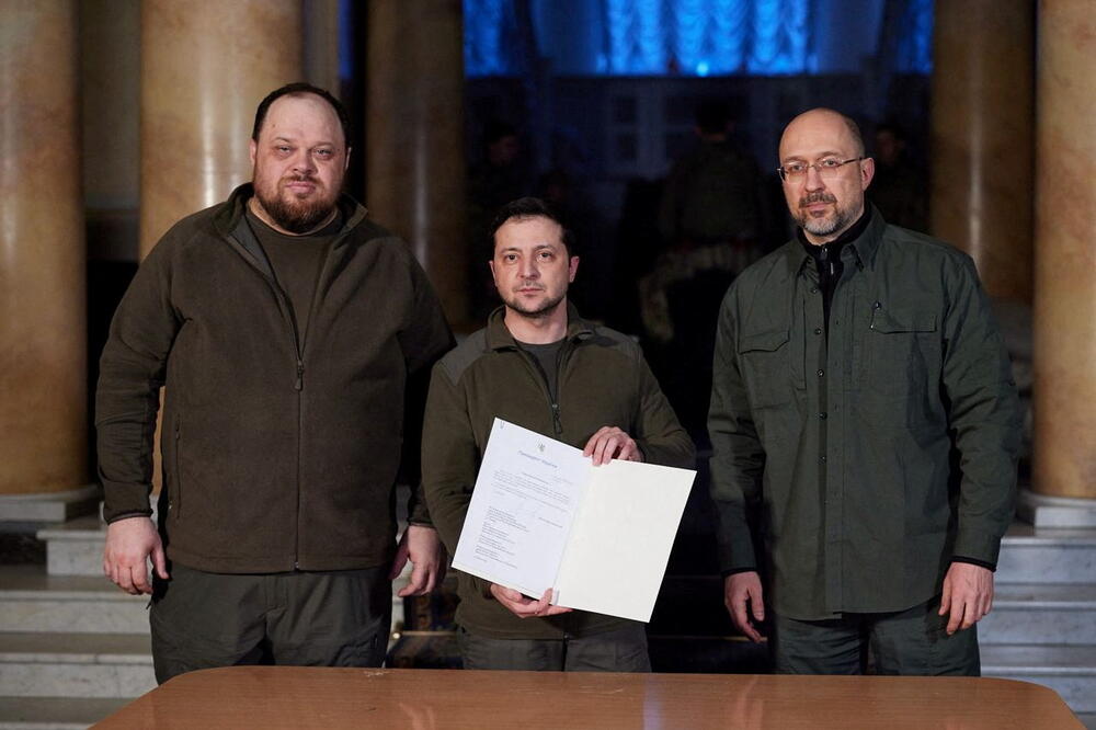 Zelenski (u sredini) sa premijerom Ukrajine Denisom Šmigalom i predsjednikom Skupštine Ukrajine Ruslanom Stefančukom nakon potpisivanja zahtjeva, Foto: Reuters