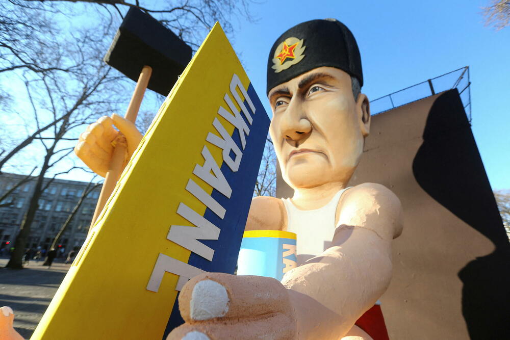 <p>Ukrajina traži prekid vatre i zahtijeva povlačenje ruskih vojnika sa svoje teritorije, uključujući Krim i Donbas. Vladimir Medinski, šef ruske delegacije, izjavio je da su se dvije strane "usuglasile da nastave pregovore", dodajući da će se novi sastanak biti održan na poljsko-bjeloruskoj granici, prenio je Radio Slobodna Evropa. Ruski pregovarači su govorili o sklapanju sporazuma koji je u interesu obje strane</p>