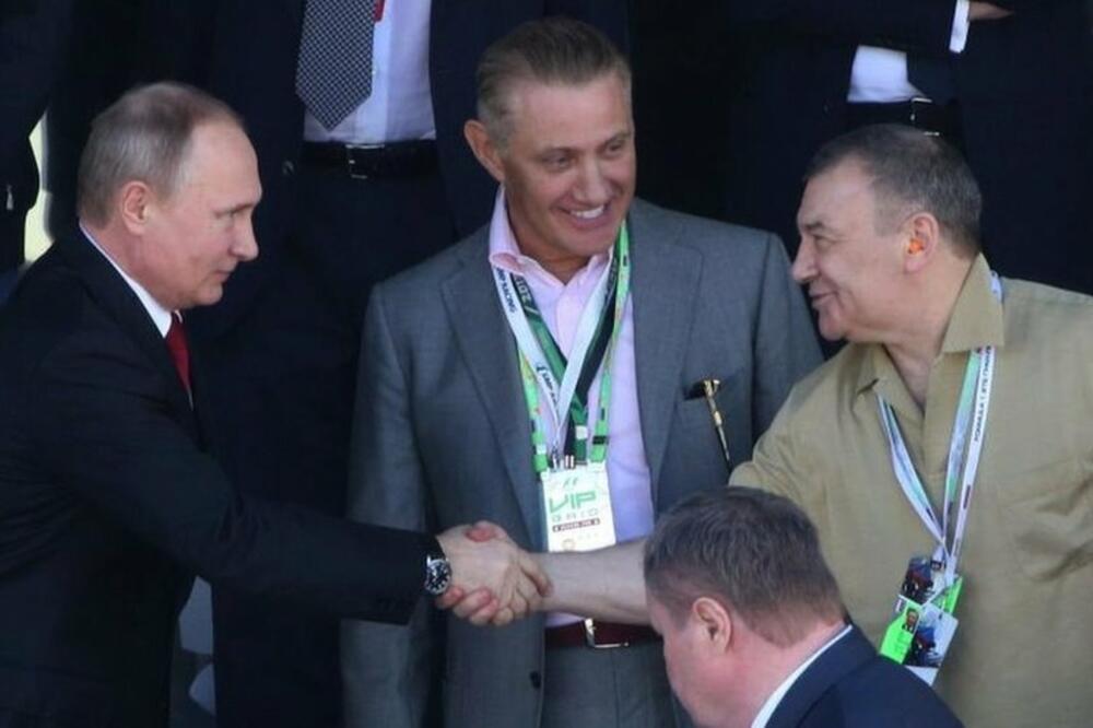 Putin na slici 2017. kako se rukuje sa Borisom i Arkadijem Rotenbergom, koje su zapadni mediji nazvali „Putinovi prijatelji", Foto: Getty Images