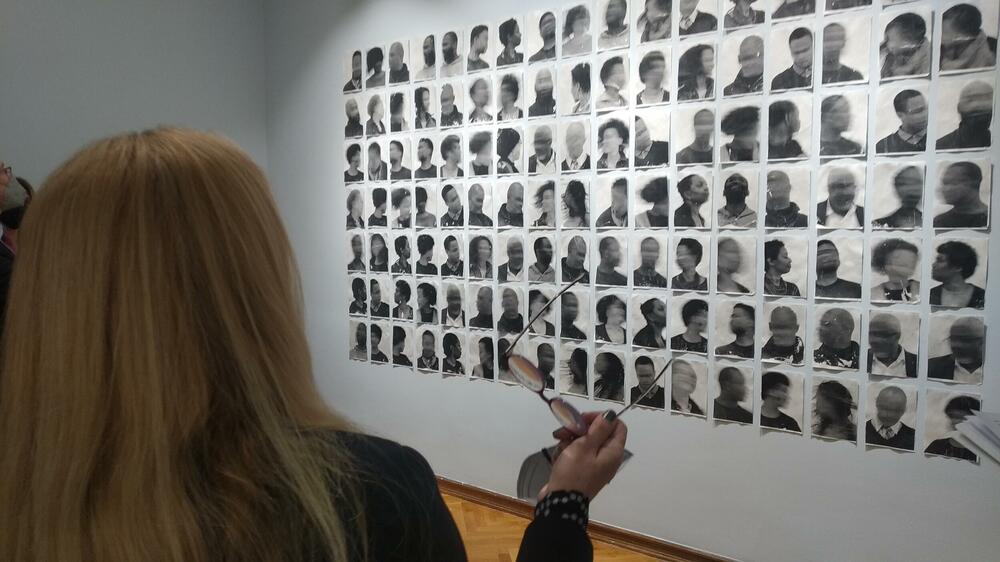 Rad Sandre Brewster na izložbi “Fluksni identitet”