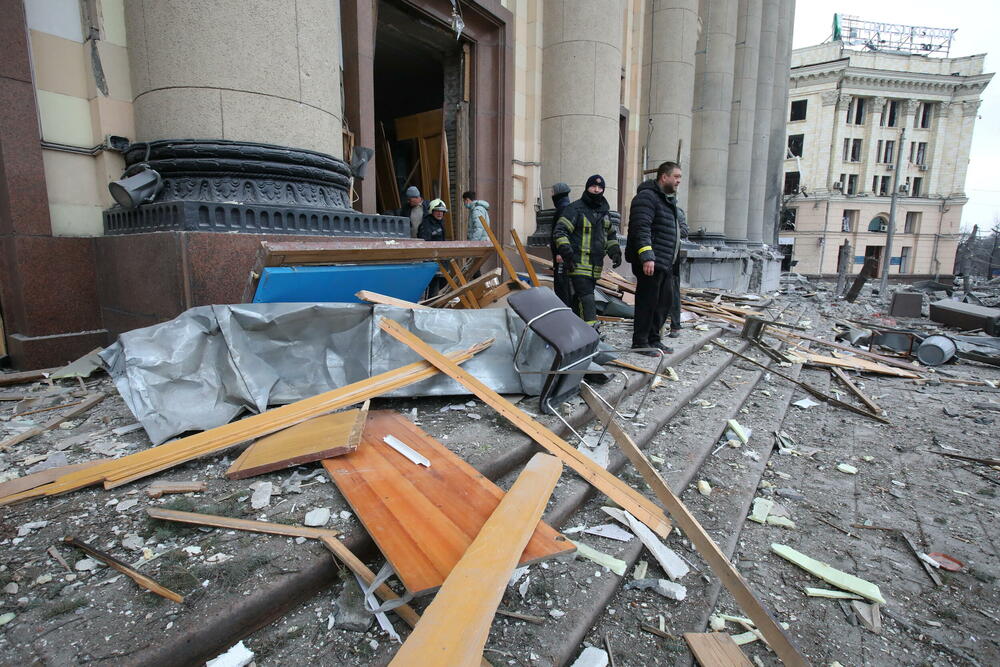 <p>Šef ukrajinskog regiona Harkov, Oleg Sinegubov rekao je danas da je u ruskim raketnim napadima pogođen centar Harkova, uključujući stambena područja i zgradu regionalne administracije, prenosi Rojters</p>
