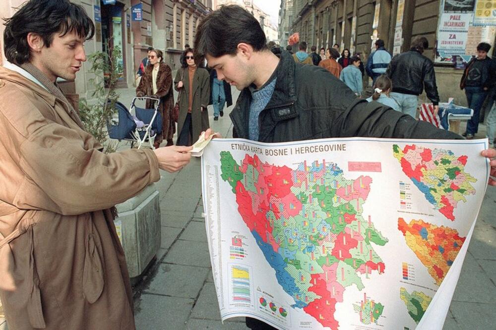 Ulični prodavac sa mapom etničke podjele Bosne i Hercegovine, tokom drugog dana referenduma o nezavisnosti Bosne i Hercegovine, Foto: Getty Images