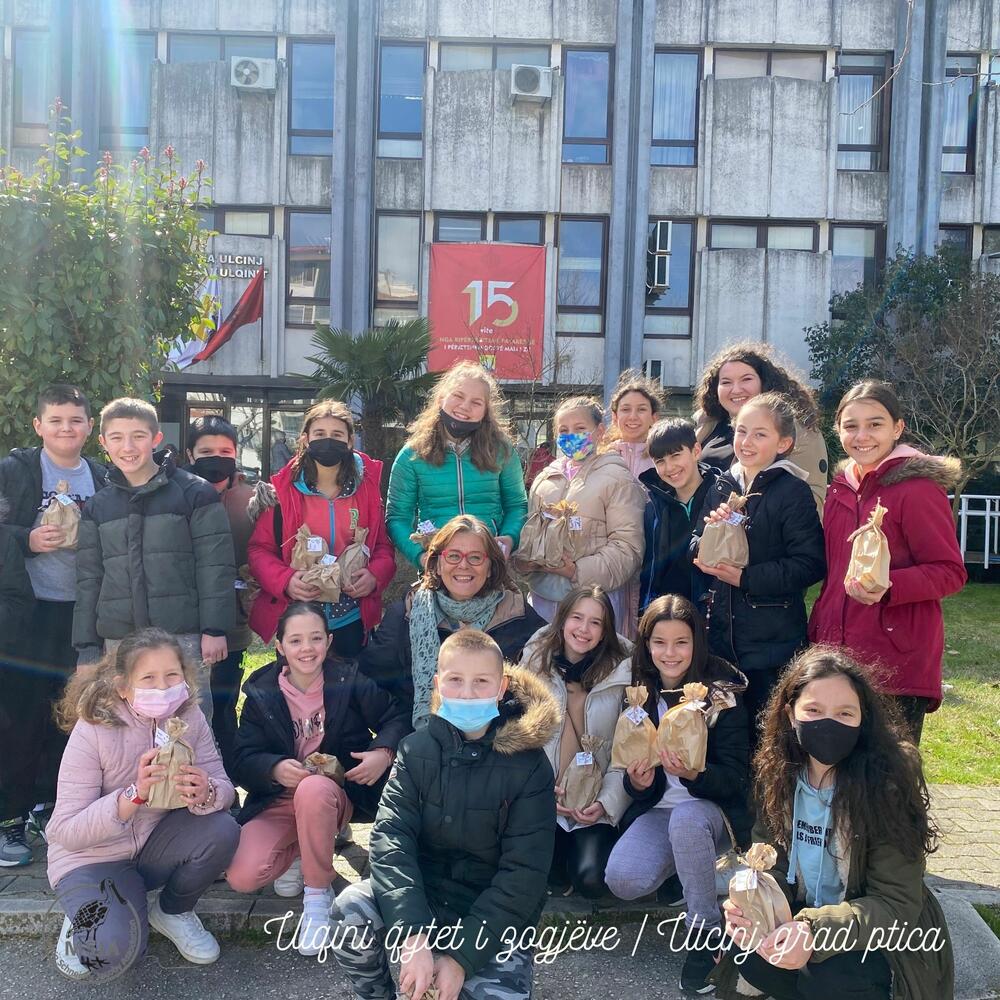 <p>"Društvo MSJA je doniralo gradu 20 kućica za ptice, od kojih je 10 postavljeno na dionici od zelene površine ispred zgrade Opštine Ulcinj, duž Bulevara Skender Beg preko Ploče do Pristana (preko puta Holegra)", piše u saopštenju</p>