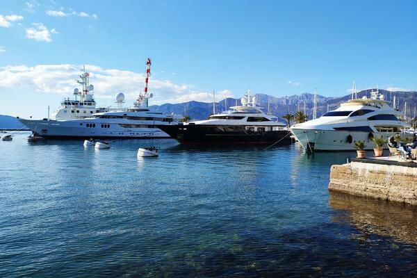 U Tivtu jedna uz drugu jahte ruskih i ukrajinskih tajkuna