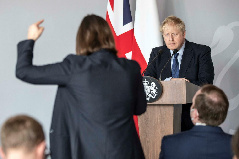 Ukrajinska novinarka tokom razgovora sa Džonsonom u Varšavi, Foto: Reuters