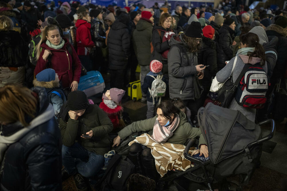 Građani Kijeva čekaju voz za Lavov, Foto: Emilio Morenatti