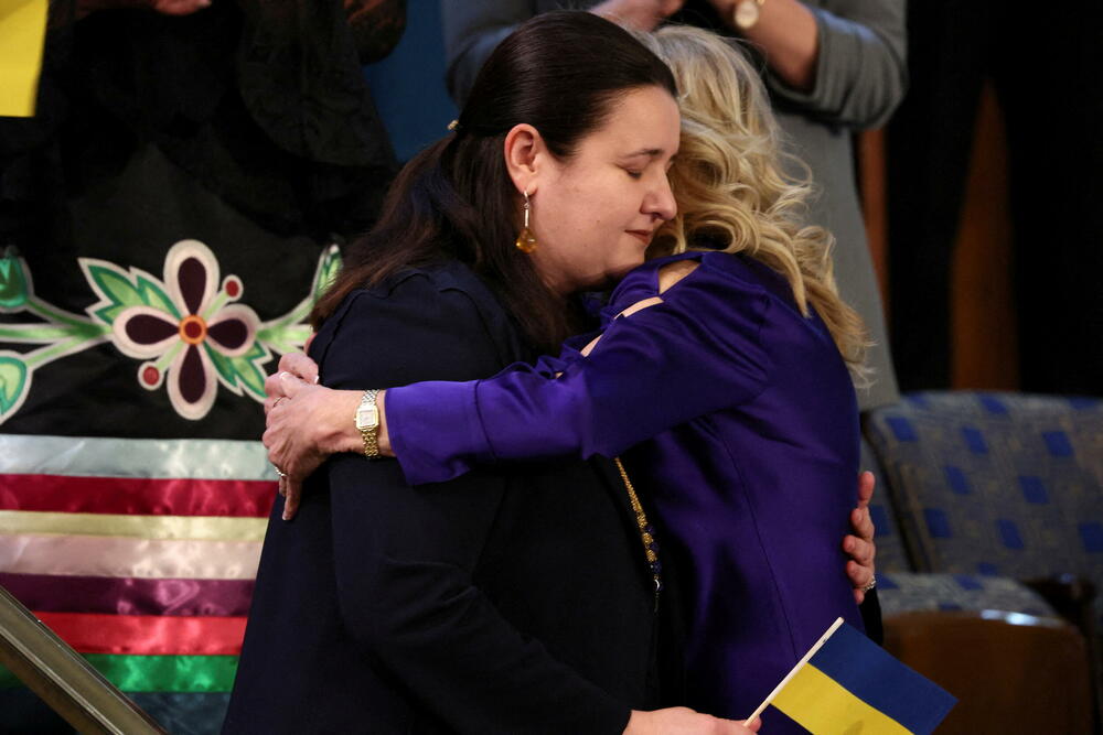 Ukrajinska ambasadorka Oksana Makarova u zagrljaju prve dame Džil Bajden