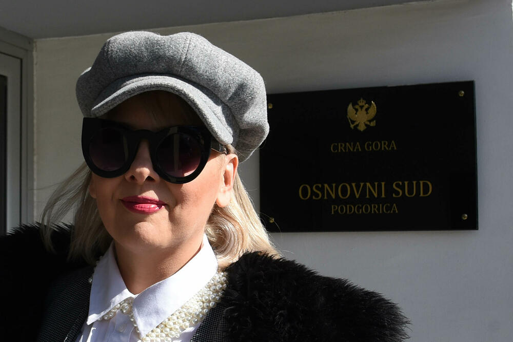 Tvrdi da je Radulović nezakonito izabran: Biljana Knežević juče ispred Osnovnog suda u Podgorici, Foto: BORIS PEJOVIC