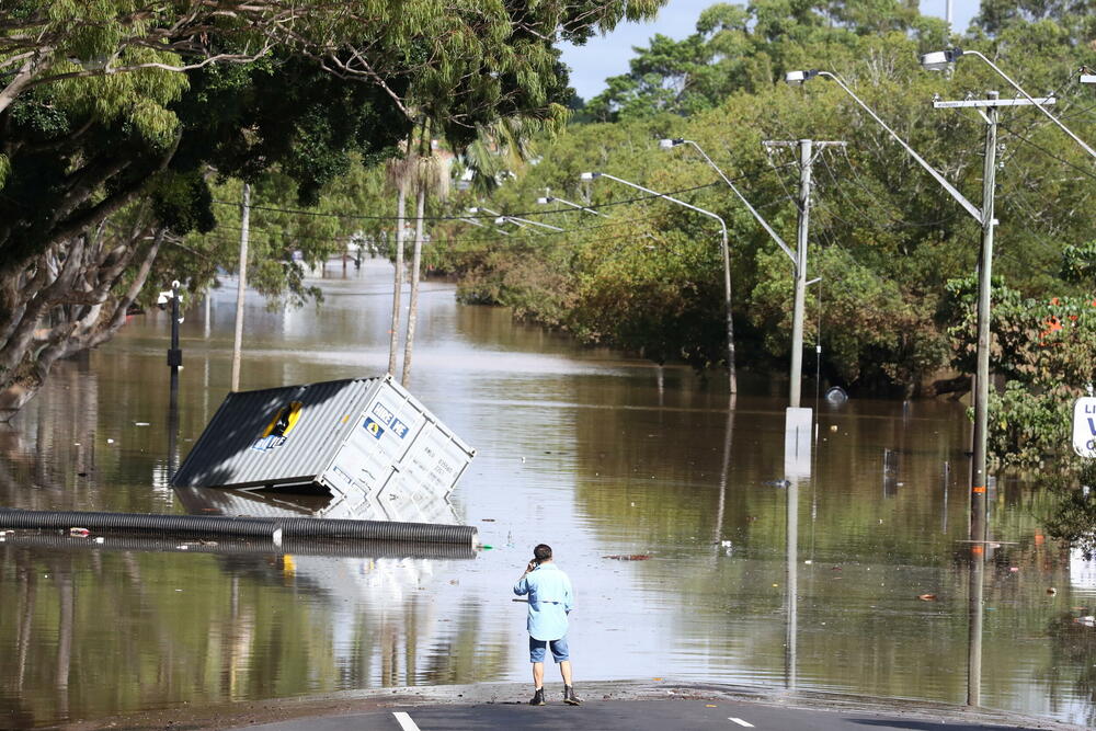 <p>Protekle nedelje su na istočnoj obali Australije padale obilne kiše, poplave su odnijele automobile i primorale desetine hiljada ljudi da napuste svoje domove, čiji su balkoni i krovovi bili potpuno potopljeni</p>