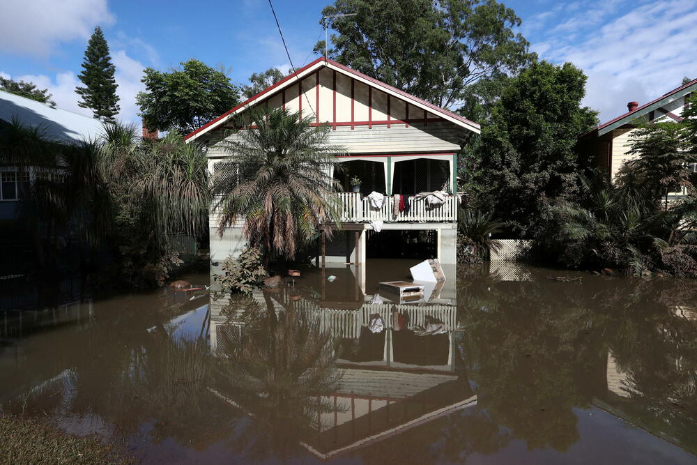 <p>Protekle nedelje su na istočnoj obali Australije padale obilne kiše, poplave su odnijele automobile i primorale desetine hiljada ljudi da napuste svoje domove, čiji su balkoni i krovovi bili potpuno potopljeni</p>