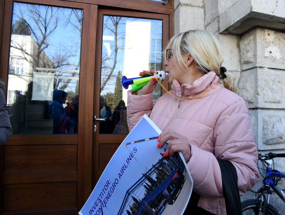 <p>"Napominjemo još i da krivične prijave koje je do sada podnijela stečajna uprava još nijesu kompletirane i da je u toku obezbjeđivanje dodatnih i dopunskih dokaza o ciljanom uništavanju državne infrastrukture, odnosno Montenegro Airlines", kazao je Srđan Habić, jedan od predstavnika radnika angažovanih u stečaju</p>