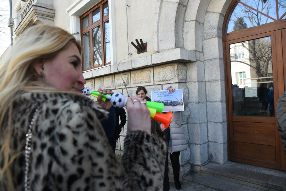 <p>"Napominjemo još i da krivične prijave koje je do sada podnijela stečajna uprava još nijesu kompletirane i da je u toku obezbjeđivanje dodatnih i dopunskih dokaza o ciljanom uništavanju državne infrastrukture, odnosno Montenegro Airlines", kazao je Srđan Habić, jedan od predstavnika radnika angažovanih u stečaju</p>