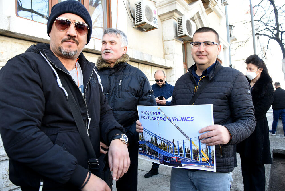 <p>"Napominjemo još i da krivične prijave koje je do sada podnijela stečajna uprava još nijesu kompletirane i da je u toku obezbjeđivanje dodatnih i dopunskih dokaza o ciljanom uništavanju državne infrastrukture, odnosno Montenegro Airlines", kazao je Srđan Habić, jedan od predstavnika radnika angažovanih u stečaju</p>