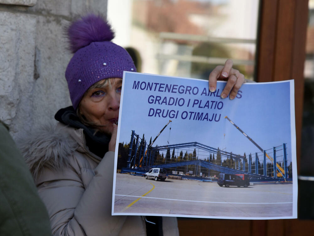 <p>"Napominjemo još i da krivične prijave koje je do sada podnijela stečajna uprava još nijesu kompletirane i da je u toku obezbjeđivanje dodatnih i dopunskih dokaza o ciljanom uništavanju državne infrastrukture, odnosno Montenegro Airlines", kazao je Srđan Habić, jedan od predstavnika radnika angažovanih u stečaju</p>