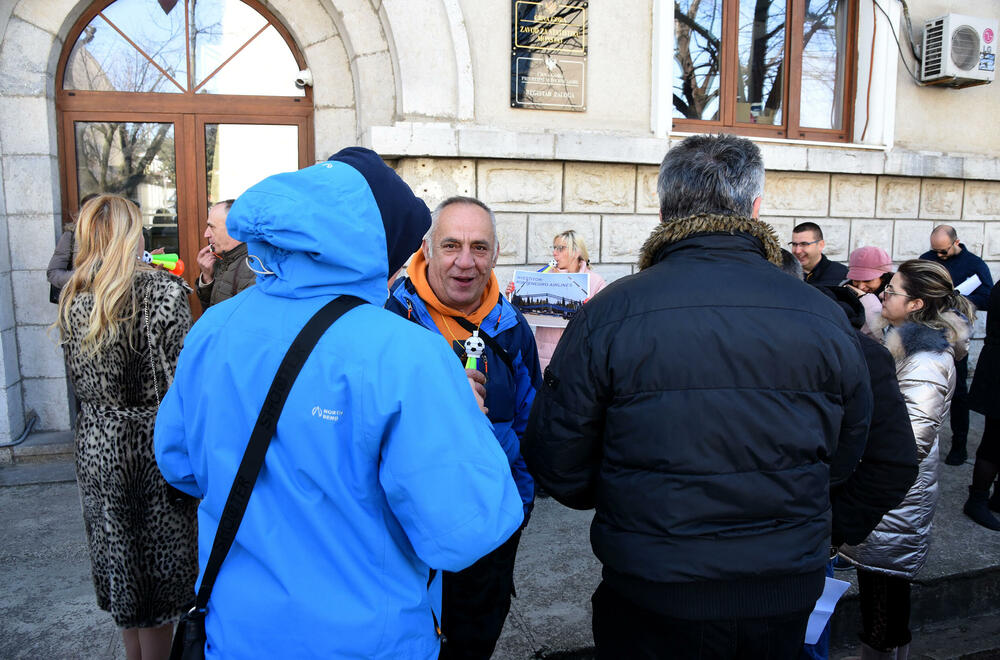 <p>"Napominjemo još i da krivične prijave koje je do sada podnijela stečajna uprava još nijesu kompletirane i da je u toku obezbjeđivanje dodatnih i dopunskih dokaza o ciljanom uništavanju državne infrastrukture, odnosno Montenegro Airlines", kazao je Srđan Habić, jedan od predstavnika radnika angažovanih u stečaju</p>