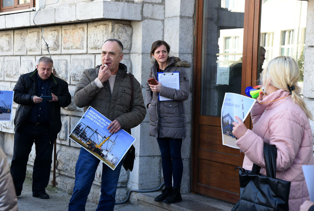 <p>"Napominjemo još i da krivične prijave koje je do sada podnijela stečajna uprava još nijesu kompletirane i da je u toku obezbjeđivanje dodatnih i dopunskih dokaza o ciljanom uništavanju državne infrastrukture, odnosno Montenegro Airlines", kazao je Srđan Habić, jedan od predstavnika radnika angažovanih u stečaju</p>