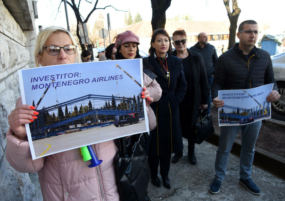 <p>"Napominjemo još i da krivične prijave koje je do sada podnijela stečajna uprava još nijesu kompletirane i da je u toku obezbjeđivanje dodatnih i dopunskih dokaza o ciljanom uništavanju državne infrastrukture, odnosno Montenegro Airlines", kazao je Srđan Habić, jedan od predstavnika radnika angažovanih u stečaju</p>