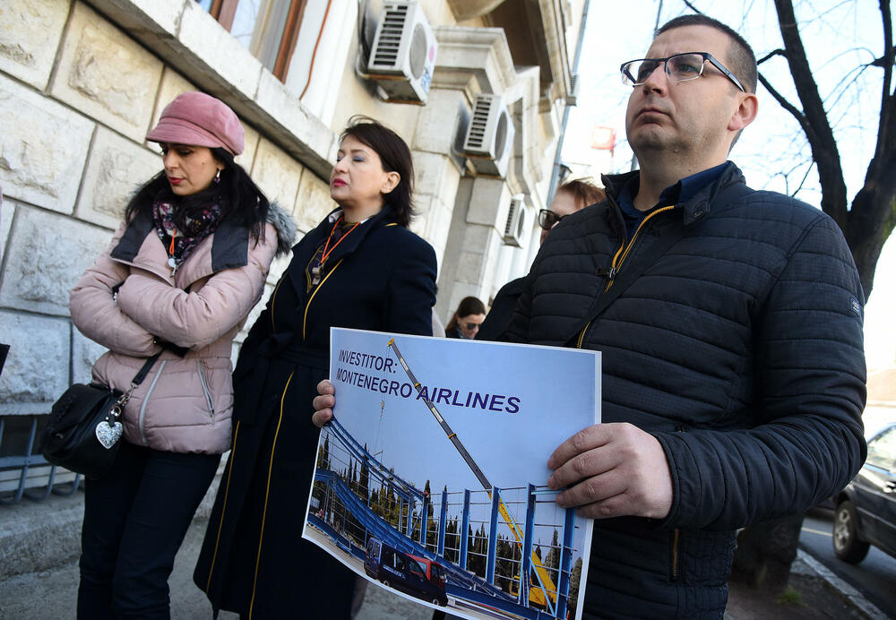 <p>"Napominjemo još i da krivične prijave koje je do sada podnijela stečajna uprava još nijesu kompletirane i da je u toku obezbjeđivanje dodatnih i dopunskih dokaza o ciljanom uništavanju državne infrastrukture, odnosno Montenegro Airlines", kazao je Srđan Habić, jedan od predstavnika radnika angažovanih u stečaju</p>
