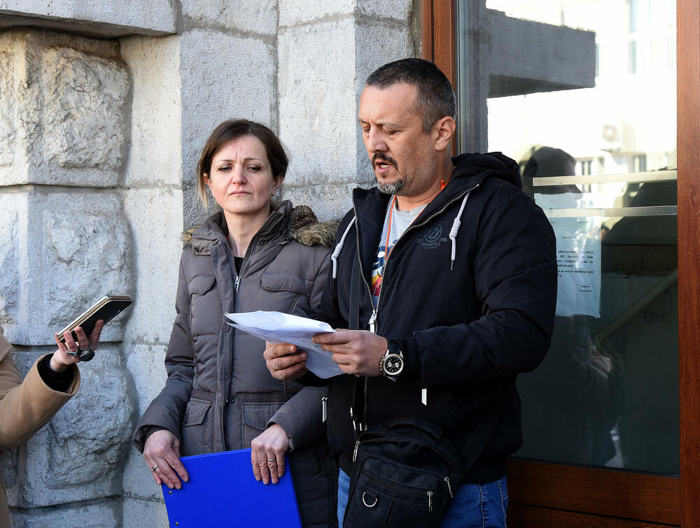 <p>"Napominjemo još i da krivične prijave koje je do sada podnijela stečajna uprava još nijesu kompletirane i da je u toku obezbjeđivanje dodatnih i dopunskih dokaza o ciljanom uništavanju državne infrastrukture, odnosno Montenegro Airlines", kazao je Srđan Habić, jedan od predstavnika radnika angažovanih u stečaju</p>