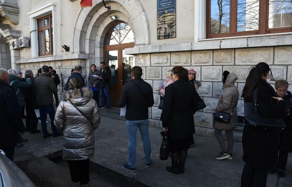 <p>"Napominjemo još i da krivične prijave koje je do sada podnijela stečajna uprava još nijesu kompletirane i da je u toku obezbjeđivanje dodatnih i dopunskih dokaza o ciljanom uništavanju državne infrastrukture, odnosno Montenegro Airlines", kazao je Srđan Habić, jedan od predstavnika radnika angažovanih u stečaju</p>