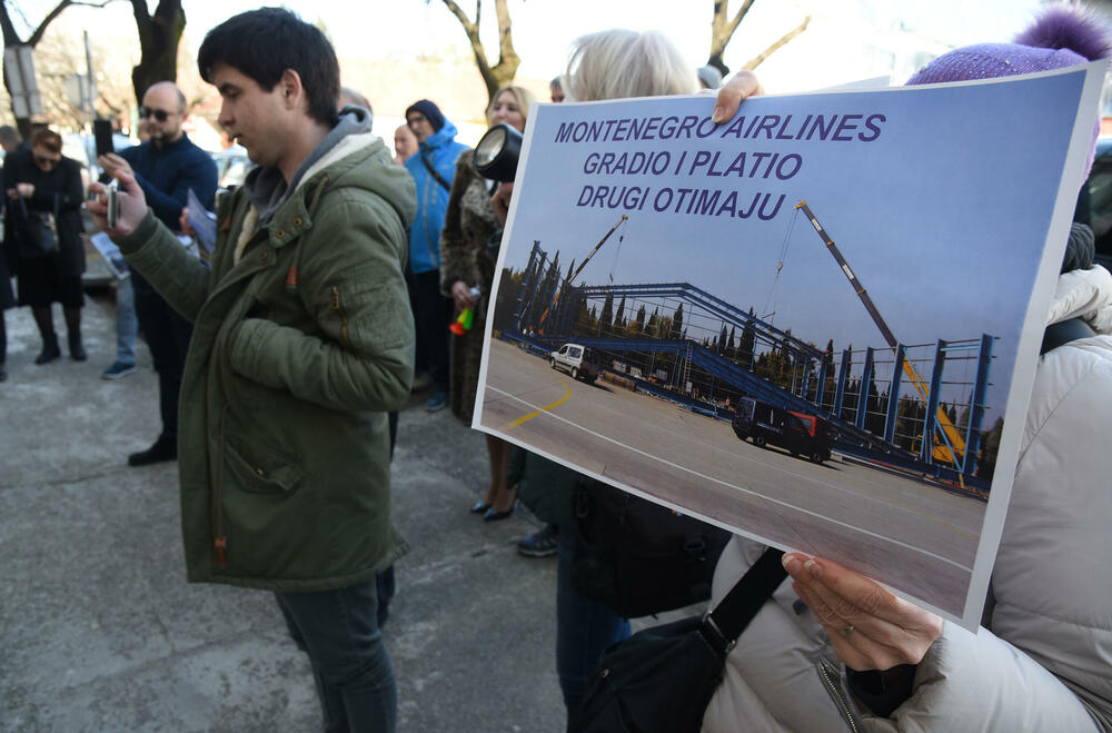 <p>"Napominjemo još i da krivične prijave koje je do sada podnijela stečajna uprava još nijesu kompletirane i da je u toku obezbjeđivanje dodatnih i dopunskih dokaza o ciljanom uništavanju državne infrastrukture, odnosno Montenegro Airlines", kazao je Srđan Habić, jedan od predstavnika radnika angažovanih u stečaju</p>