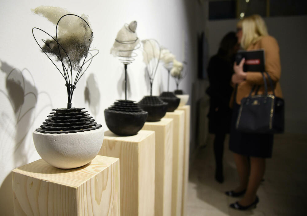 <p>Ženski klub Skupštine Crne Gore obilježava godinu dana postojanja, a likovnom izložbom, u galeriji "Centar", skreću pažnju i na položaj umjetnica</p>