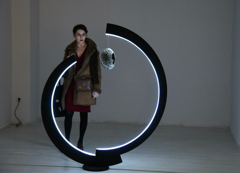 <p>Ženski klub Skupštine Crne Gore obilježava godinu dana postojanja, a likovnom izložbom, u galeriji "Centar", skreću pažnju i na položaj umjetnica</p>