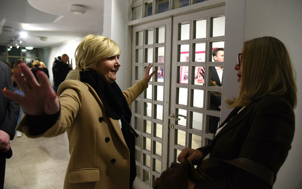 <p>Ženski klub Skupštine Crne Gore obilježava godinu dana postojanja, a likovnom izložbom, u galeriji "Centar", skreću pažnju i na položaj umjetnica</p>