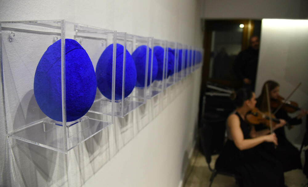 <p>Ženski klub Skupštine Crne Gore obilježava godinu dana postojanja, a likovnom izložbom, u galeriji "Centar", skreću pažnju i na položaj umjetnica</p>