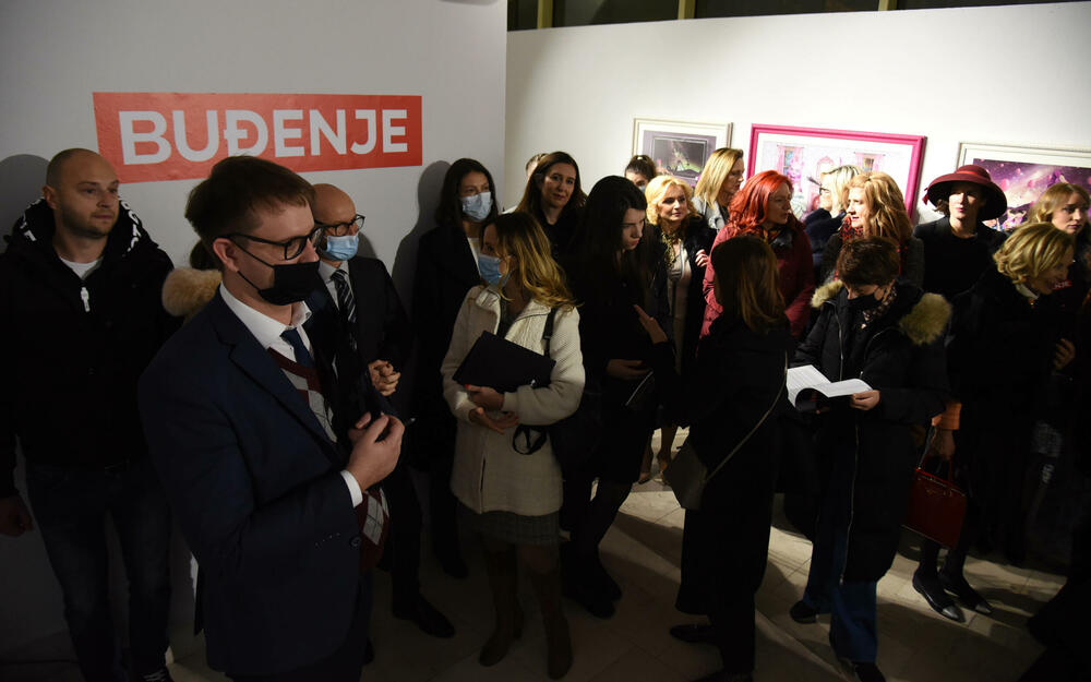 <p>Ženski klub Skupštine Crne Gore obilježava godinu dana postojanja, a likovnom izložbom, u galeriji "Centar", skreću pažnju i na položaj umjetnica</p>