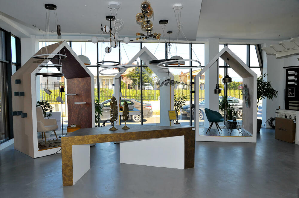 <p>Moderna i raznovrsna rasvjeta, lusteri, visilice, podne i stone lampe, zidne i ugradne svjetiljke, baštenska i fasadna rasvjeta dio su ponude salona Novi Volvox. Novi sektor rasvjete otvoren je u prodajno izložbenom salonu u ulici Vojislavljevića br. 91 u Podgorici.</p>