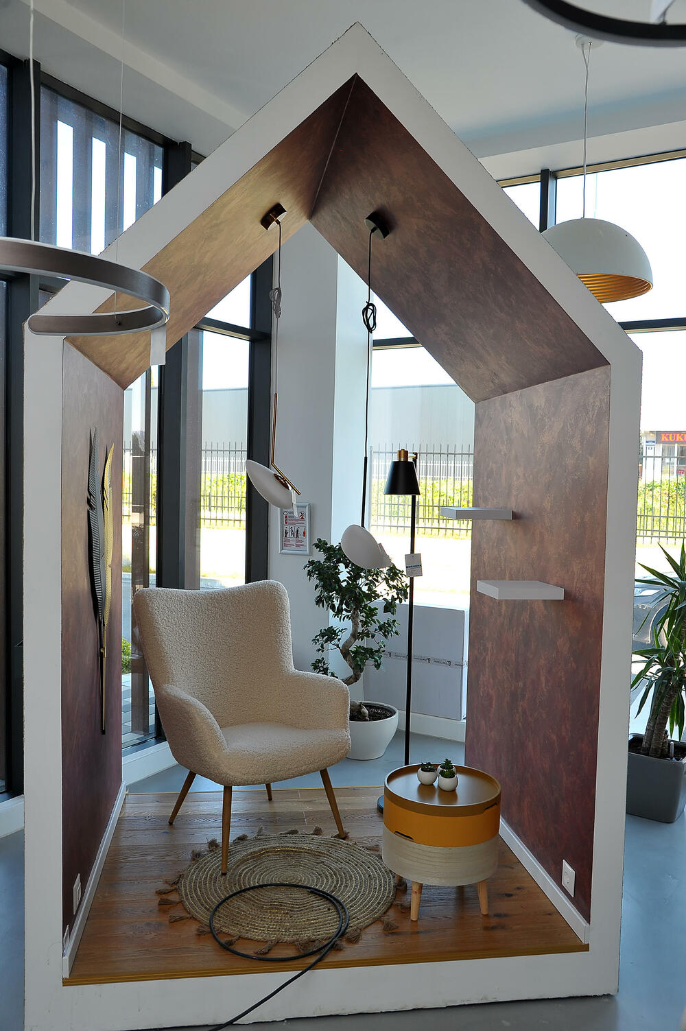 <p>Moderna i raznovrsna rasvjeta, lusteri, visilice, podne i stone lampe, zidne i ugradne svjetiljke, baštenska i fasadna rasvjeta dio su ponude salona Novi Volvox. Novi sektor rasvjete otvoren je u prodajno izložbenom salonu u ulici Vojislavljevića br. 91 u Podgorici.</p>