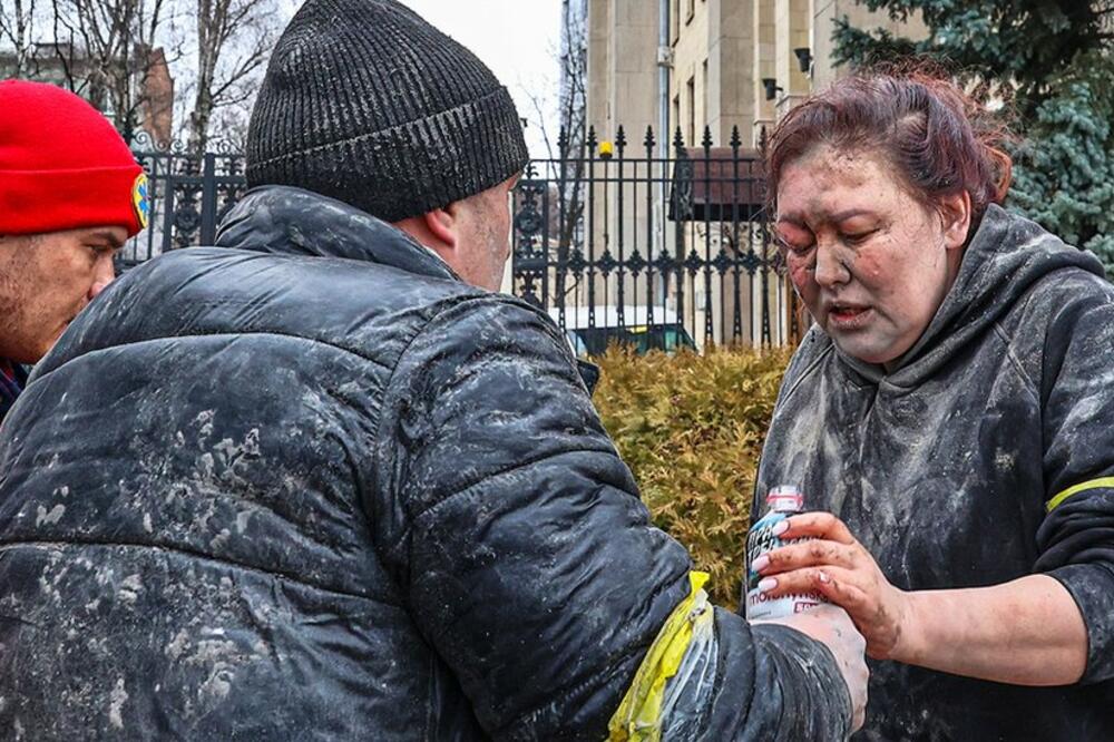 Komšije pomažu ranjenoj ženi u Harkovu, 1. mart 2022, Foto: EPA