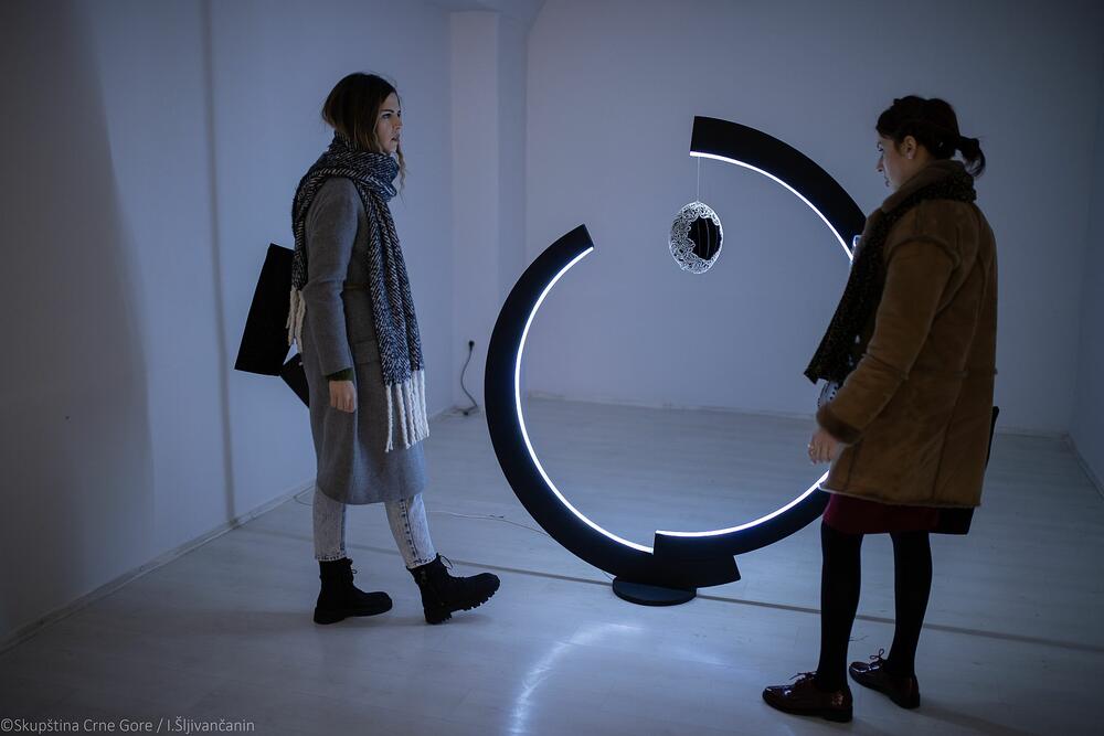 <p>Ženski klub Skupštine Crne Gore obilježava godinu dana postojanja, a likovnom izložbom, u galeriji "Centar", skreću pažnju i na položaj umjetnica</p>