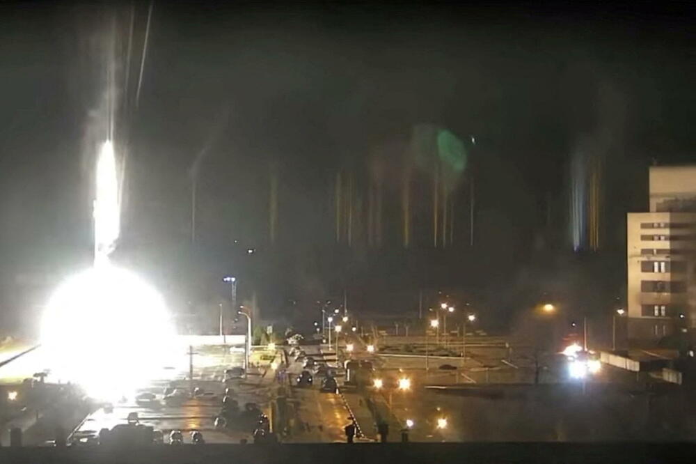 Snimak nadzorne kamere pokazuje kako raketa pada na nuklearnu elektranu Zaporožje tokom granatiranja grada Enerhodara, Foto: Reuters