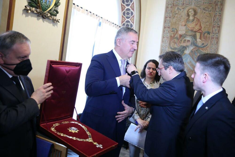 <p>Kapetan regent Francesko Musoni je kazao da im predstavlja veliku čast da uruče odlikovanje Đukanoviću za njegova postignuća i da je odluku donio i Parlament San Marina</p>