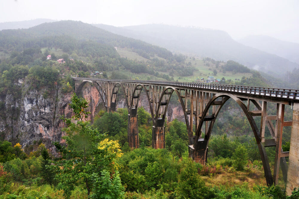 Kina bira izvođača radova: Most na Đurđevića Tari, Foto: Shutterstock