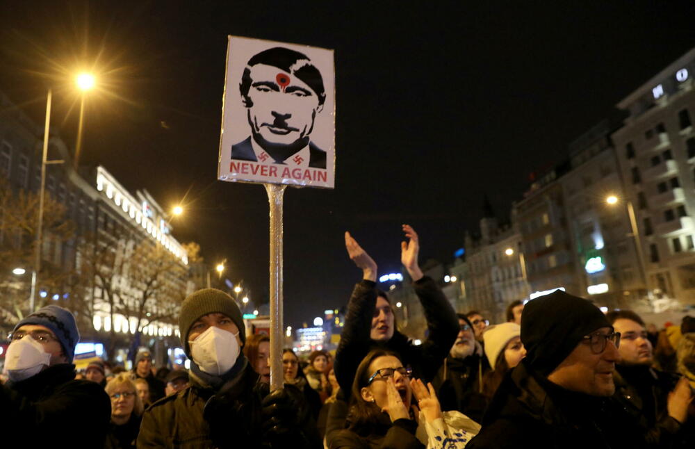 <p>Antiratni protesti zbog ruske invazije na Ukrajinu održani su večeras širom Evrope. "Podržite naše napore i našu borbu jer, ako padne Ukrajina, pašće i Evropa", rekao je ukrajinski predsjednik Volodomir Zelenski u obraćanju putem Zuma demonstrantima u Bratislavi, Frankfurtu, Pragu, Lionu, Tbilisiju, Beču, Viljnusu...</p>