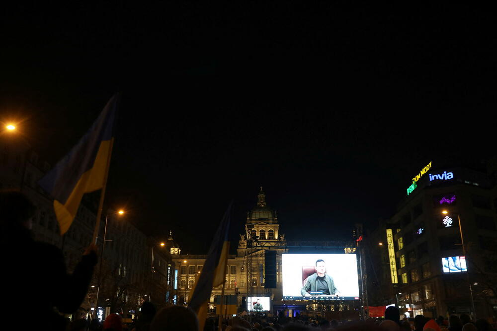 <p>Antiratni protesti zbog ruske invazije na Ukrajinu održani su večeras širom Evrope. "Podržite naše napore i našu borbu jer, ako padne Ukrajina, pašće i Evropa", rekao je ukrajinski predsjednik Volodomir Zelenski u obraćanju putem Zuma demonstrantima u Bratislavi, Frankfurtu, Pragu, Lionu, Tbilisiju, Beču, Viljnusu...</p>