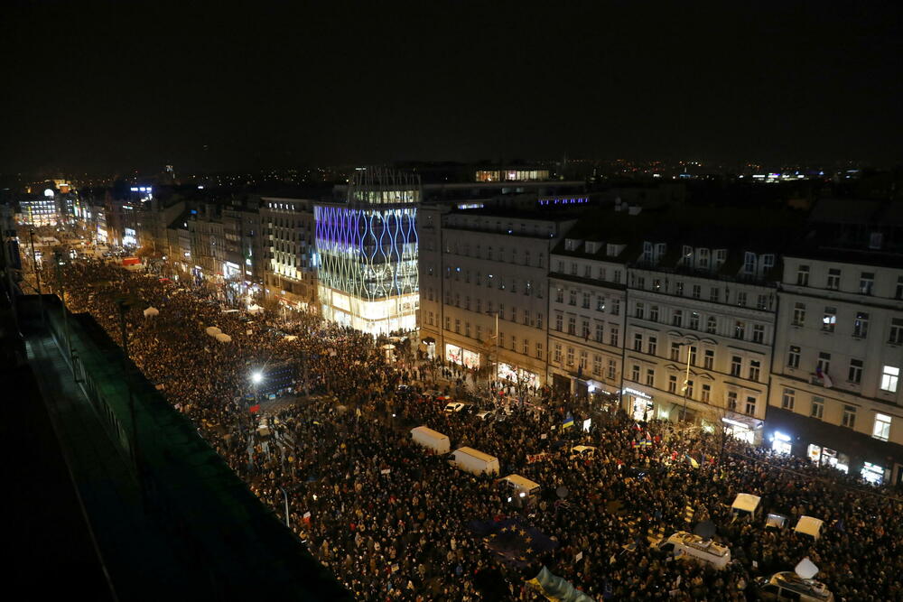 <p>Antiratni protesti zbog ruske invazije na Ukrajinu održani su večeras širom Evrope. "Podržite naše napore i našu borbu jer, ako padne Ukrajina, pašće i Evropa", rekao je ukrajinski predsjednik Volodomir Zelenski u obraćanju putem Zuma demonstrantima u Bratislavi, Frankfurtu, Pragu, Lionu, Tbilisiju, Beču, Viljnusu...</p>