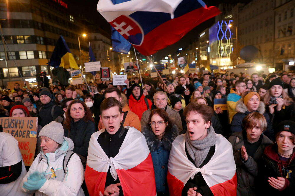<p>Antiratni protesti zbog ruske invazije na Ukrajinu održani su večeras širom Evrope. "Podržite naše napore i našu borbu jer, ako padne Ukrajina, pašće i Evropa", rekao je ukrajinski predsjednik Volodomir Zelenski u obraćanju putem Zuma demonstrantima u Bratislavi, Frankfurtu, Pragu, Lionu, Tbilisiju, Beču, Viljnusu...</p>