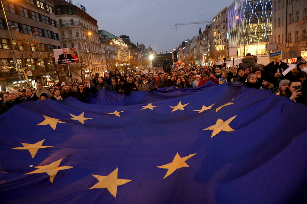 <p>Antiratni protesti zbog ruske invazije na Ukrajinu održani su večeras širom Evrope. "Podržite naše napore i našu borbu jer, ako padne Ukrajina, pašće i Evropa", rekao je ukrajinski predsjednik Volodomir Zelenski u obraćanju putem Zuma demonstrantima u Bratislavi, Frankfurtu, Pragu, Lionu, Tbilisiju, Beču, Viljnusu...</p>