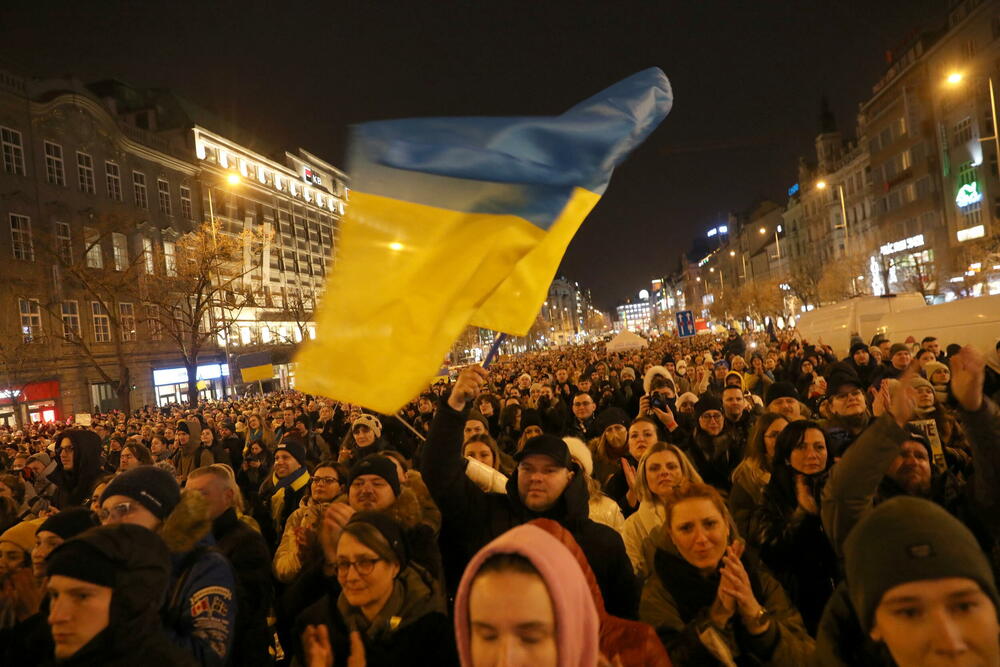 <p>Antiratni protesti zbog ruske invazije na Ukrajinu održani su večeras širom Evrope. "Podržite naše napore i našu borbu jer, ako padne Ukrajina, pašće i Evropa", rekao je ukrajinski predsjednik Volodomir Zelenski u obraćanju putem Zuma demonstrantima u Bratislavi, Frankfurtu, Pragu, Lionu, Tbilisiju, Beču, Viljnusu...</p>
