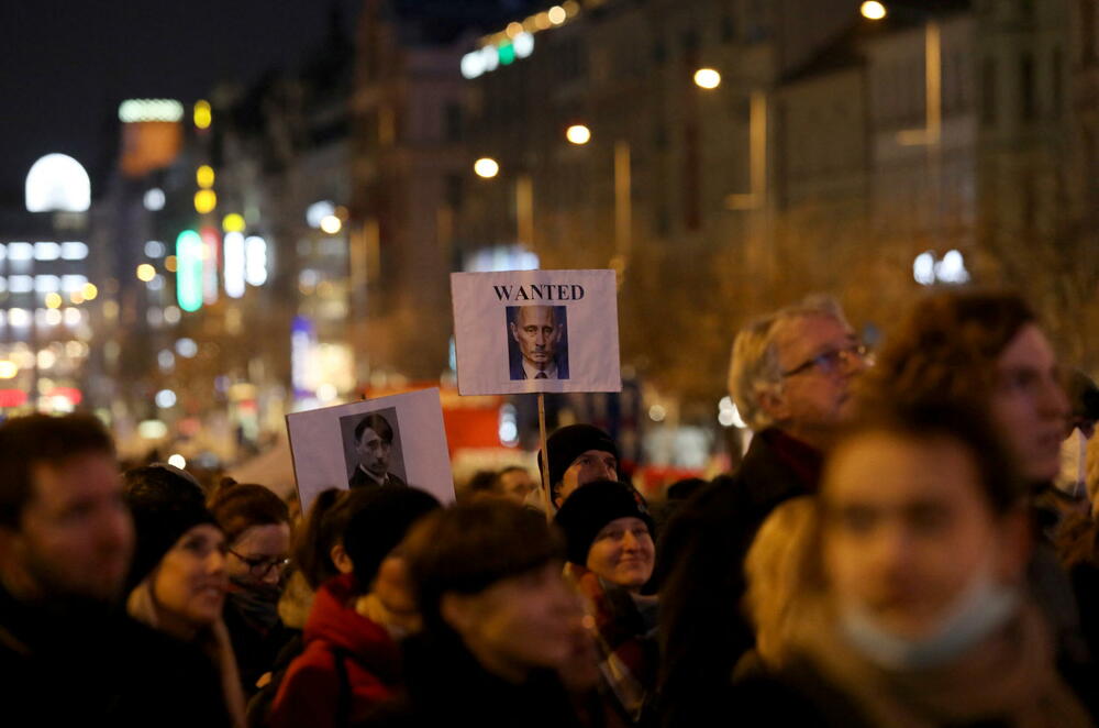 <p>Antiratni protesti zbog ruske invazije na Ukrajinu održani su večeras širom Evrope. "Podržite naše napore i našu borbu jer, ako padne Ukrajina, pašće i Evropa", rekao je ukrajinski predsjednik Volodomir Zelenski u obraćanju putem Zuma demonstrantima u Bratislavi, Frankfurtu, Pragu, Lionu, Tbilisiju, Beču, Viljnusu...</p>
