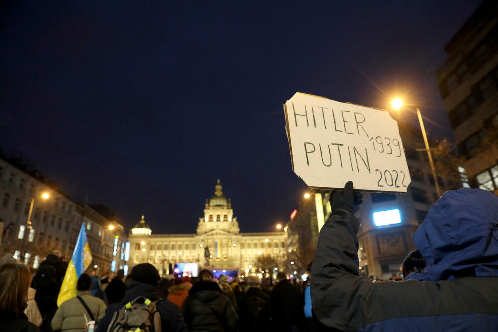 <p>Antiratni protesti zbog ruske invazije na Ukrajinu održani su večeras širom Evrope. "Podržite naše napore i našu borbu jer, ako padne Ukrajina, pašće i Evropa", rekao je ukrajinski predsjednik Volodomir Zelenski u obraćanju putem Zuma demonstrantima u Bratislavi, Frankfurtu, Pragu, Lionu, Tbilisiju, Beču, Viljnusu...</p>